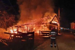 INCENDIU la o construcţie de lemn din Oarda de Jos. Intervin pompierii