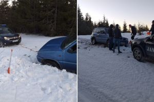 FOTO| Tineri blocaţi cu maşina în zăpadă în Munţii Apuseni, salvaţi de jandarmii montani