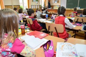Ministerul Educaţiei: Şcolile rămân închise până după Paşte