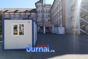 FOTO: Primăria din Adjud a instalat două containere de pre-triaj la Spitalul Municipal din localitate