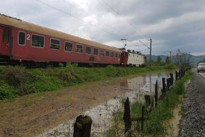 Circulaţia mai multor trenuri care tranzitau judeţul, suspendată de azi