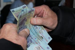 Pensiile ar putea fi plătite în avans pentru ca vârstnicii să îşi poată acoperi cheltuielile