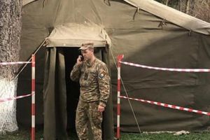 FOTO: Cort de triaj montat de Armată la intrarea unui spital din Mureş!