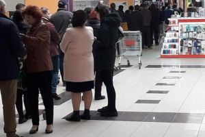 Ieri dimineaţă, sucevenii au luat cu asalt marile magazine. ...