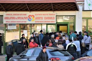 FOTO. Înghesuială la Policlinică. Sătmărenii, rugaţi să păstreze distanţa
