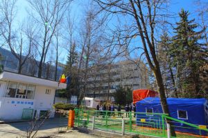 Cort amplasat pentru triajul pacienţilor cu coronavirus în curtea spitalului judeţean