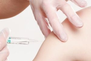 Primul vaccin contra coronavirusului va fi testat astăzi