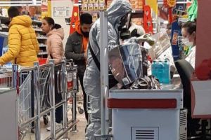 Client îmbrăcat în combinezon de protecţie, la cumpărături, la supermarket, la Timişoara