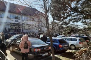 Sute de oameni au luat cu asalt Casa de Pensii Suceava. ...