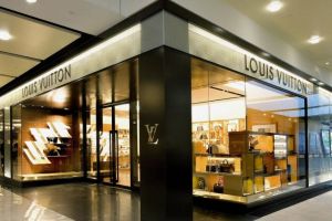 Louis Vuitton sistează producţia de parfumuri – Produce gel dezinfectat în locul lor
