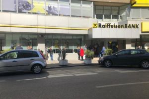 Cozi la bancile din Ploiesti. La Raiffeisen, in centru, oamenii stau zeci de minute pe trotuar