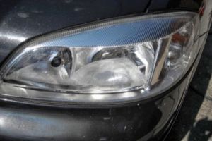 Furt şi distrugere: trei minori au sustras ciocolată şi spray multicolor dintr-un supermarket, apoi au vopsit farurile unor autoturisme