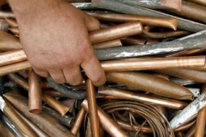 Cei trei bărbaţi care au fost prinşi la furat cabluri de cupru în Sebeş, cercetaţi în stare de arest preventiv şi arest la domiciliu
