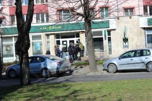 După cozile din magazine, a  venit rândul celor de la bănci. Din ce motiv