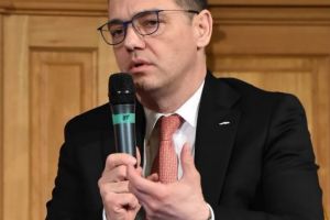 Radu Oprea ii cere DEMISIA prefectului de Prahova, dupa imaginea cu inghesuiala de la Casa de Pensii