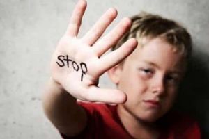 Un tânăr din Cugir, cunoscut cu antecedente penale, reţinut de poliţişti, după ce a agresat un minor pe stradă, fără niciun motiv
