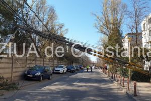 Constanta: Stalp de iluminat, suspendat pe cabluri, pe strada Ștefanita Voda (galerie foto+video)