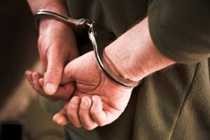 Încă un bărbat reţinut pe 24 de ore, pentru nerespectarea ordinului de protecţie