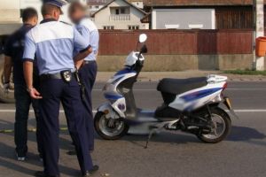 Călare pe moped, fără permis, un tânăr din Bihor a acroşat un pieton şi a fugit de la locul accidentului