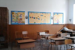 Școlile rămân închise în următoarea lună