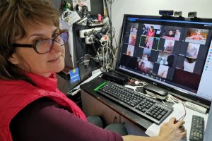 VIDEO! Premieră în judeţ. O învăţătoare din Satu Mare face cursuri online cu elevii