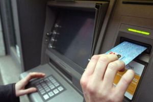 Banca Naţională, apel la calm: Nu vă înghesuiţi la bancomate