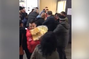 Bataie pe malai in Piata Cocos din Ploiesti. Imagini HALUCINANTE