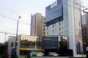 Raiffeisen Bank: Clienţii pot opta pentru o pauză de până la 3 luni la plata ratelor.  Discuţii de la caz la caz pe corporate şi IMM