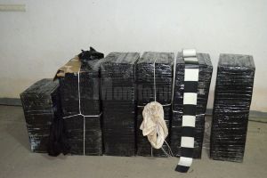 Autoturism de teren, încărcat cu ţigări de peste 25.000 de euro, abandonat lângă frontieră