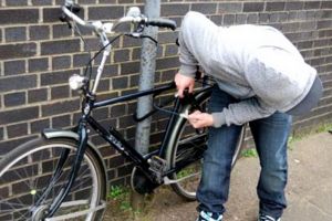 Hoţ cu ghinion: Poliţiştii l-au prins călare pe bicicleta furată