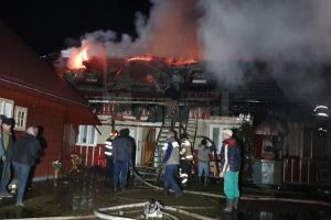 Incendiu foarte puternic, extins la trei case