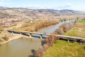 VIDEO| Lucrările de consolidare la podul peste Mureş de la Vinţu de Jos, varianta ocolitoare pentru Alba Iulia-Sebeş, vor fi terminate în toamna acestui an