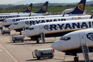 Cea mai mare companie aeriană low cost din lume ar putea opri toate avioanele la sol