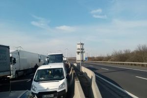 FOTO. Ungaria a închis vămile. Sute de persoane blocate la frontieră!
