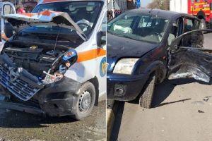 FOTO| ACCIDENT rutier la Sebeş: Două persoane rănite după coliziunea dintre o ambulanţă şi un autoturism