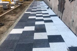 Pavajul nou de pe trotuarele din centrul Timişoarei, numai bun de jucat şotron. Pista de biciclete va fi cu plăci negre