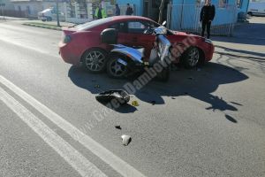 MORENI: Mopedist ajuns la spital după o coliziune cu o maşină