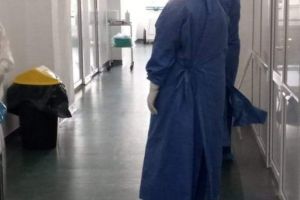 Asistentele de la Maternitatea Ploieşti, nevoite să stea peste 12 ore în costum de protecţie