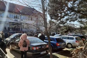 Sute de suceveni au luat cu asalt Casa de Pensii Suceava. ...