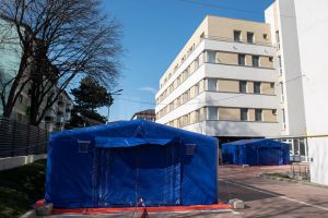 La Spitalul de Urgenţă Suceava, triajul pacienţilor se face în corturi amplasate în curtea ...