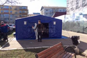 Corturi pentru triajul pacienţilor la porţile spitalului rădăuţean