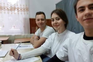 Voluntarii Asociaţiei Tinerilor Ortodocşi Suceveni (ATOS) se oferă să-i ajute pe bătrânii ...