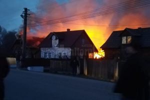 Pompierii, puşi la încercare de un incendiu extins la trei locuinţe