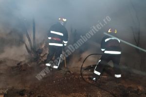 LUCIENI: O clădire a luat foc de la un incendiu de vegetaţie uscată, lăsat nesupravegheat