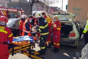 FOTO: Accident pe Gheorghe Doja, în Târgu Mureş, o femeie are nevoie de descarcerare