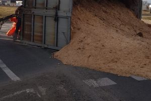 Autocamion încărcat cu rumeguş răsturnat în afara D.N. 13/A, în apropierea Staţiunii Homorod