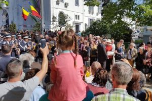 SIMFONIA LALELELOR, SUSPENDATĂ