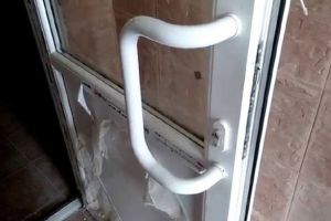 Doi localnici din comuna Atid au furat două ferestre şi o uşă din PVC de la o casă în construcţie