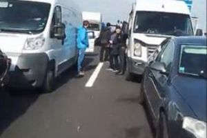 Primele efecte ale închiderii graniţelor Ungariei: Peste 3.500 de români blocaţi la graniţa dintre Austria şi Ungaria, dar şi în Slovacia