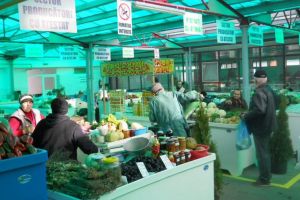 Mască şi mănuşi de protecţie, obligatorii pentru vânzătorii din pieţele agroalimentare ...